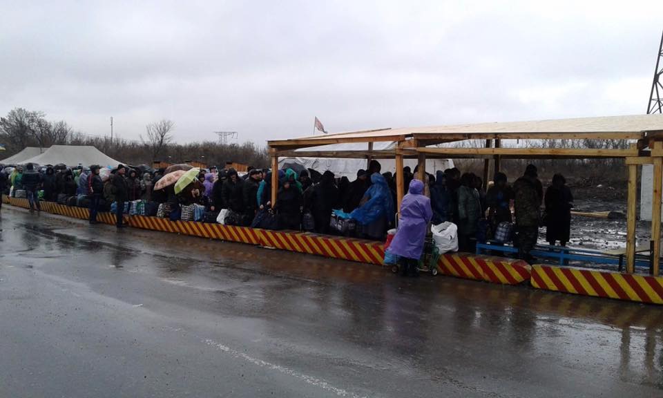 На КПВВ "Майорськ" тисяча людей під дощем стоїть у черзі (ФОТО) - фото 1