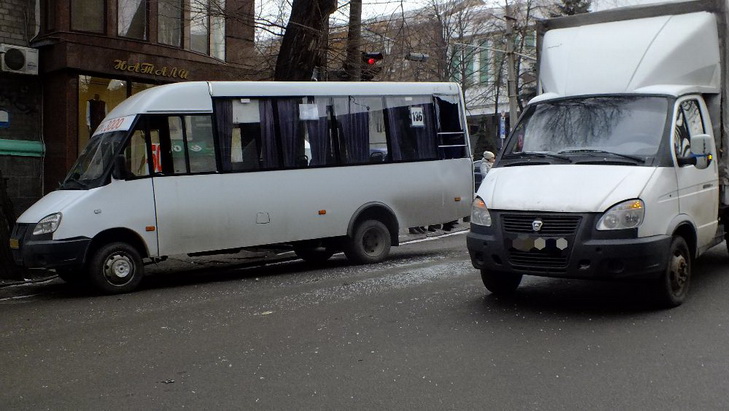 В центрі Дніпра екскаватор-руйнівник зносив автівки на своєму шляху - фото 4