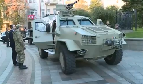 Під будівлю Ради підвезли зразки військової техніки і ракет