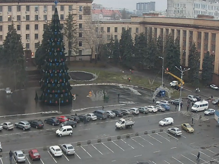 На головній площі Дніпра монтують новорічну інсталяцію - фото 1