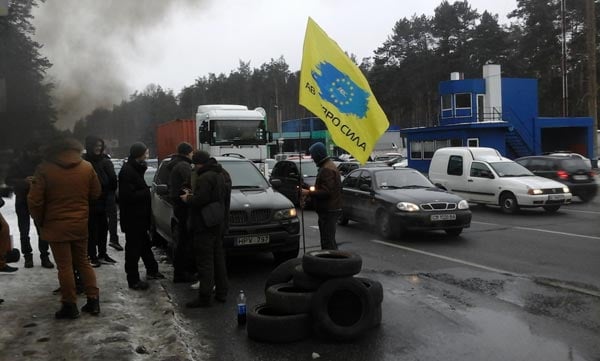 На в'їздах до Києва запалали шини - фото 2