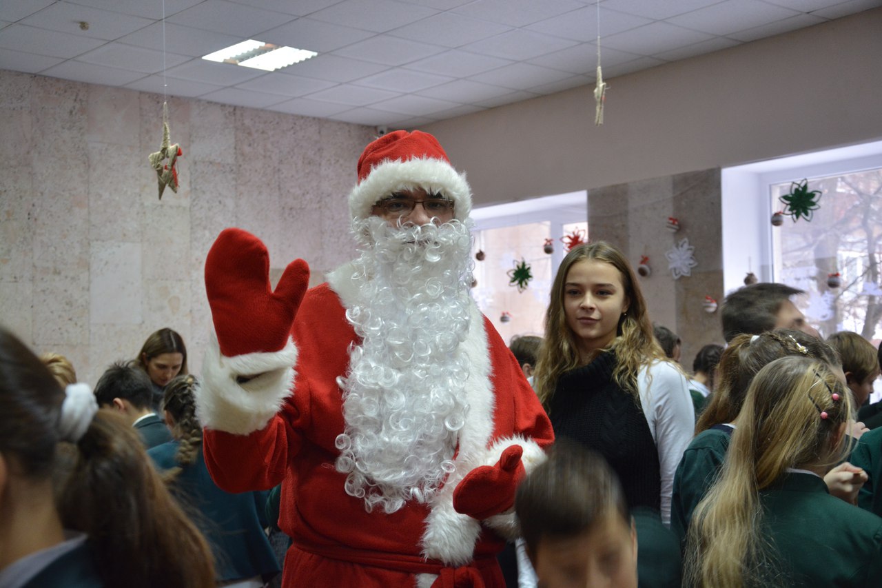 Миколаївські гімназисти влаштували благодійний ярмарок, щоб привітати онкохворих діток 