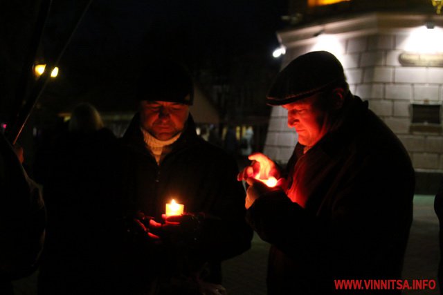 Вінничани мовчки вклонилися пам’яті жертв Голодоморів в Україні - фото 13