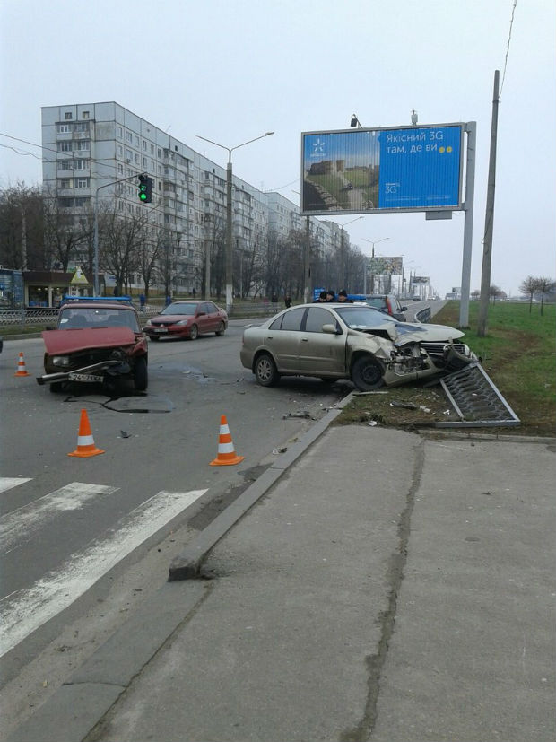 У Харкові врізалися ВАЗ і Nissan: постраждала дитина і водій легковика (ФОТО) - фото 1