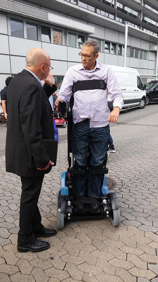В Ізраїлі створили інвалідний візок, який дозволяє людині вставати - фото 1