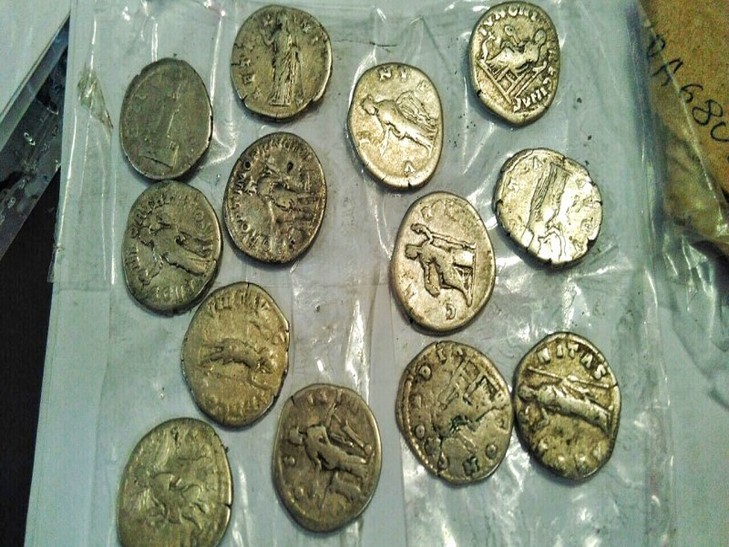 Митники Одеси конфіскували у громадянина унікальні монети, яким 2000 років - фото 1
