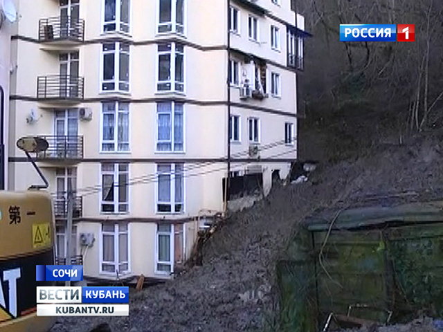 На Росії зсів ґрунту засипав багатоповерхівку по третій поверх (ФОТО) - фото 1