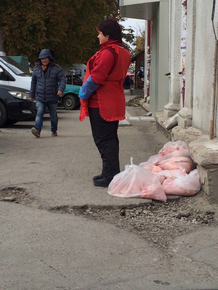 Як рівненські продавці в антисанітарії зберігають м'ясо (ФОТО) - фото 1