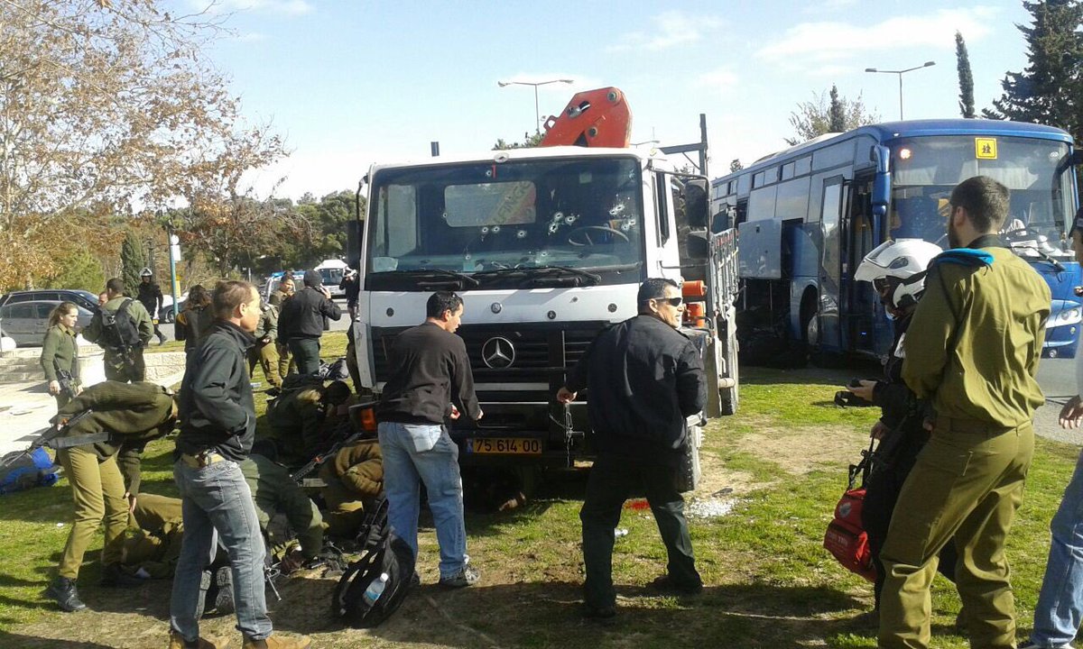 Теракт в Єрусалимі: Вантажівка в'їхала у натовп, є загиблі та поранені - фото 1
