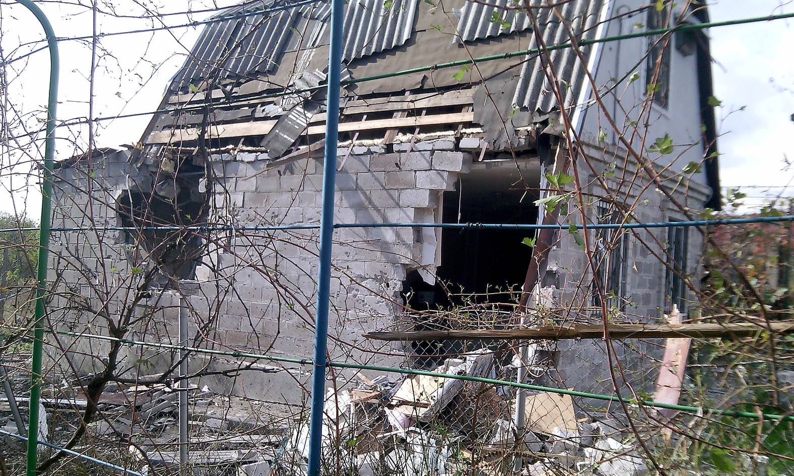 Терористи артилерією знищили вулицю у Водяному, є постраждалі (ФОТО) - фото 2
