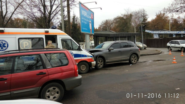 У Харкові військова "швидка" потрапили в аварію: дві людини постраждали - фото 1