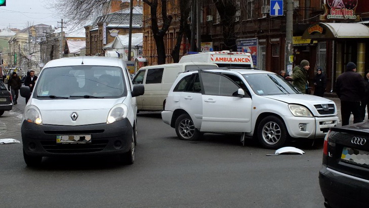 В центрі Дніпра екскаватор-руйнівник зносив автівки на своєму шляху - фото 2