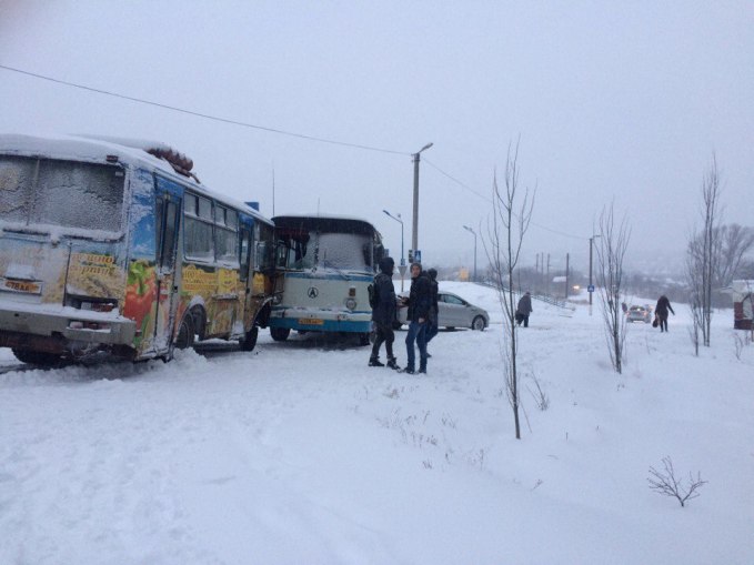 В окупованій Горлівці на засніженій дорозі зіткнулися три автобуса і легкові авто (ФОТО) - фото 2