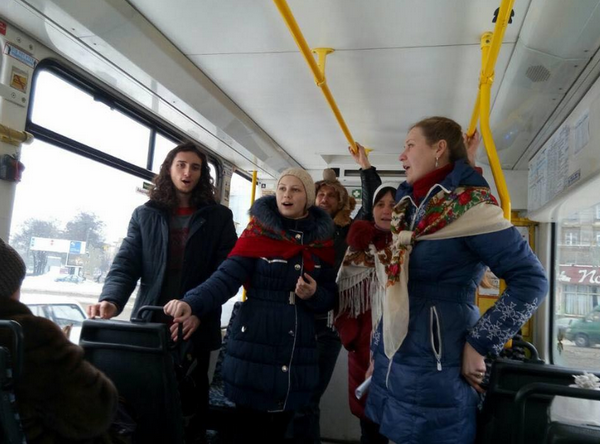 Жителі Дніпра колядували в трамваях - фото 1