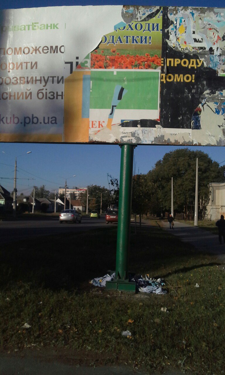 Миколаївські рекламники досі не прибрали лахміття з бордів після негоди