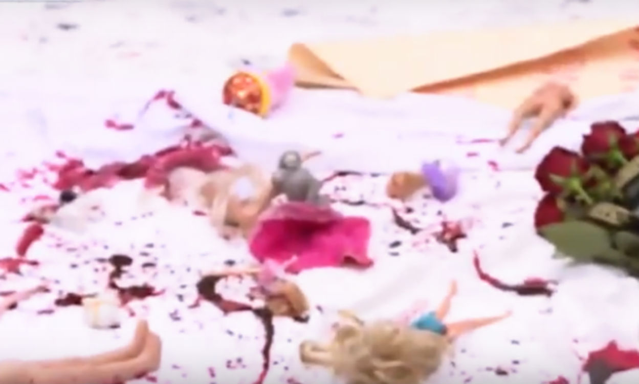 Через бомбардування Сирії під посольство Росії в Києві принесли закривавлені ляльки (ФОТО) - фото 1
