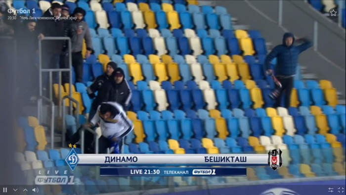 Бійки між фанатами "Динамо" і "Бешикташа" продовжуються вже на "Олімпійському" - фото 3