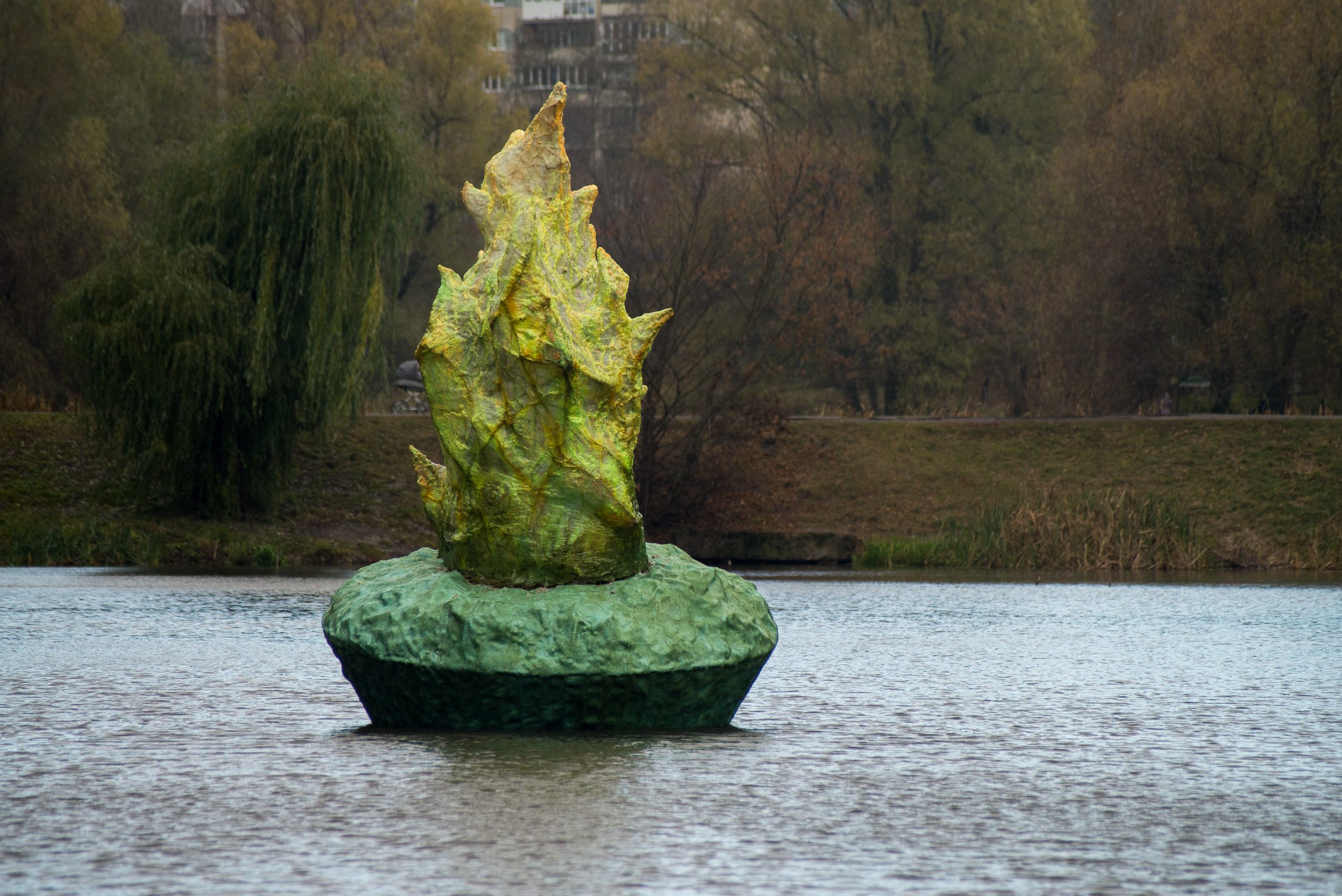 У Києві з'явилася скульптура рослини, що світиться  - фото 2