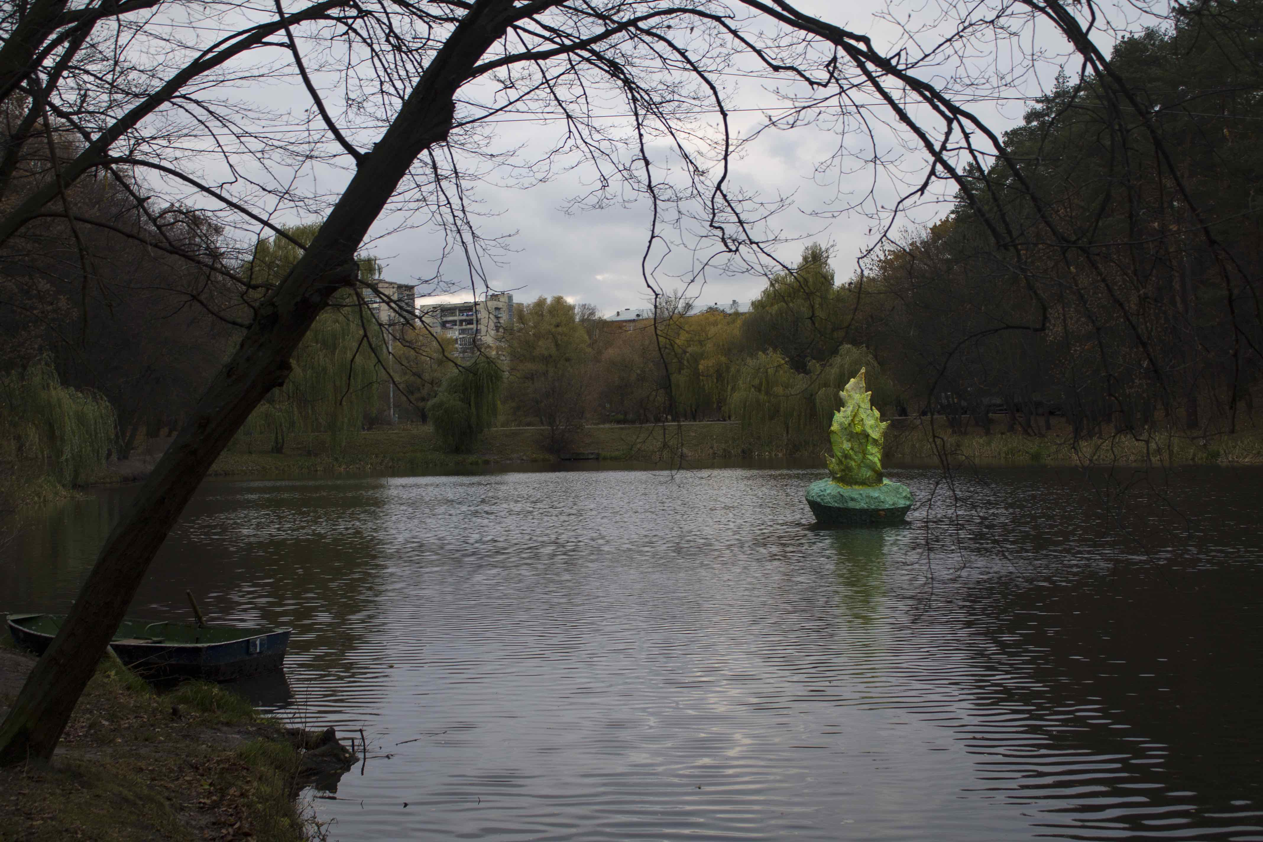 У Києві з'явилася скульптура рослини, що світиться  - фото 1