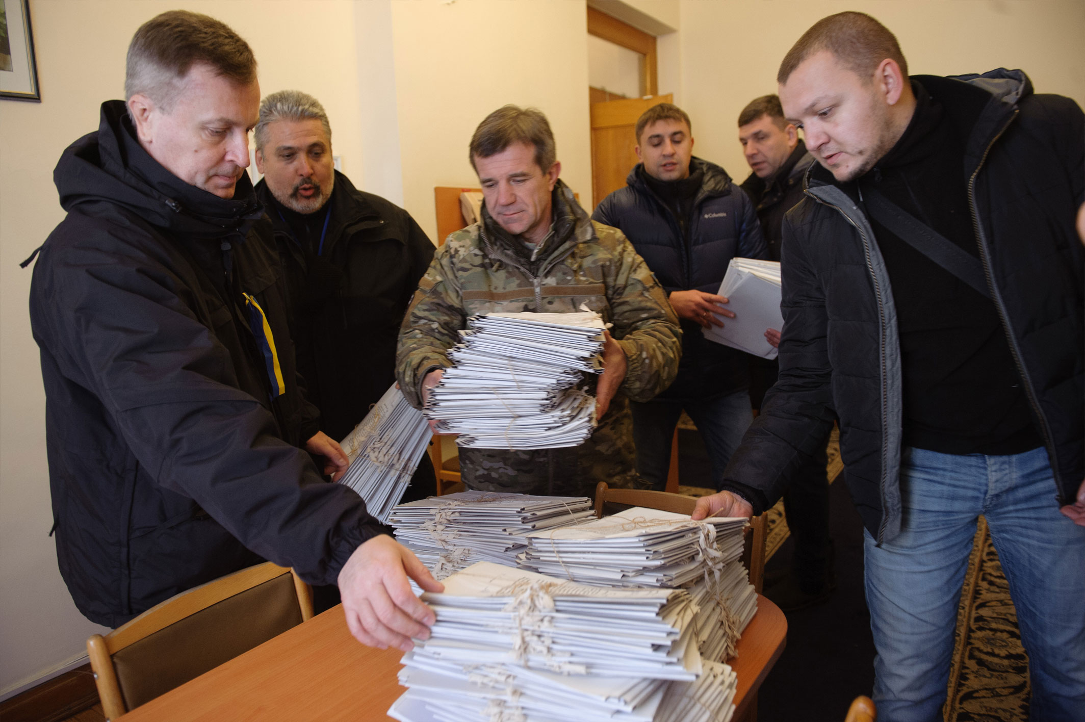 Наливайченко передав Порошенку 300 томів із заявами людей, які постраждали від Гонтаревої - фото 3