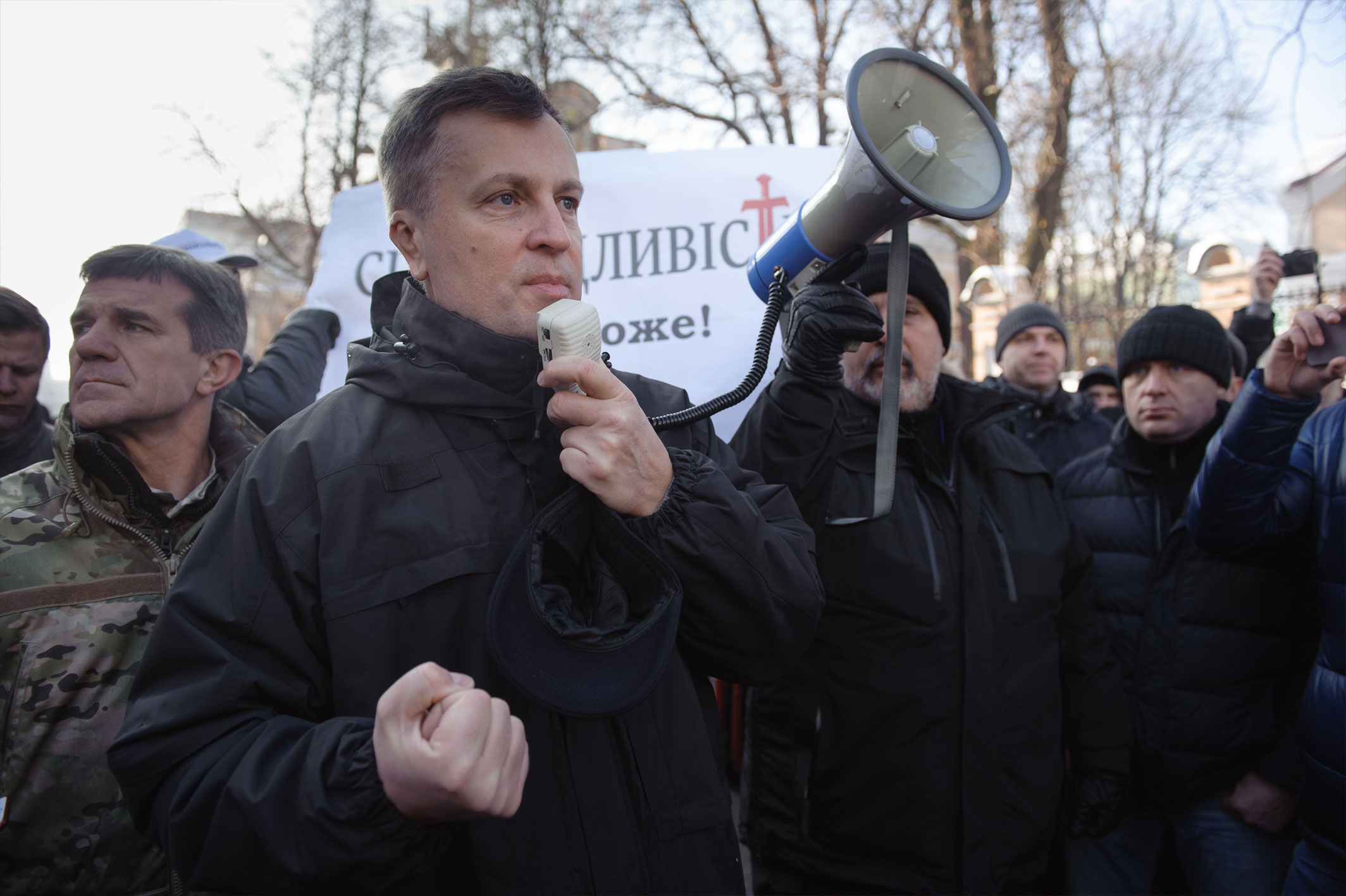 Наливайченко передав Порошенку 300 томів із заявами людей, які постраждали від Гонтаревої - фото 1