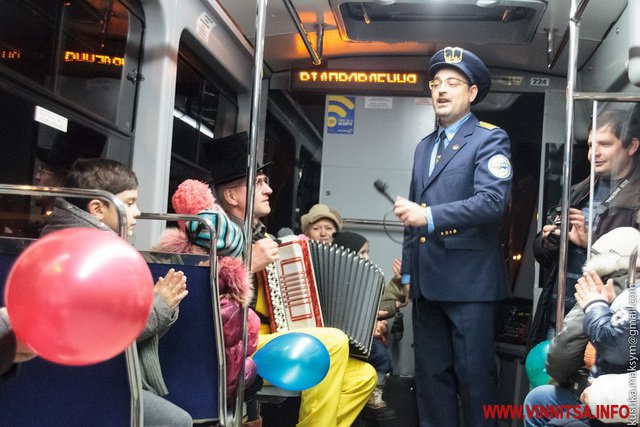 Наступна зупинка – Новорічна: У Вінниці з’явився святковий трамвайний маршрут - фото 1