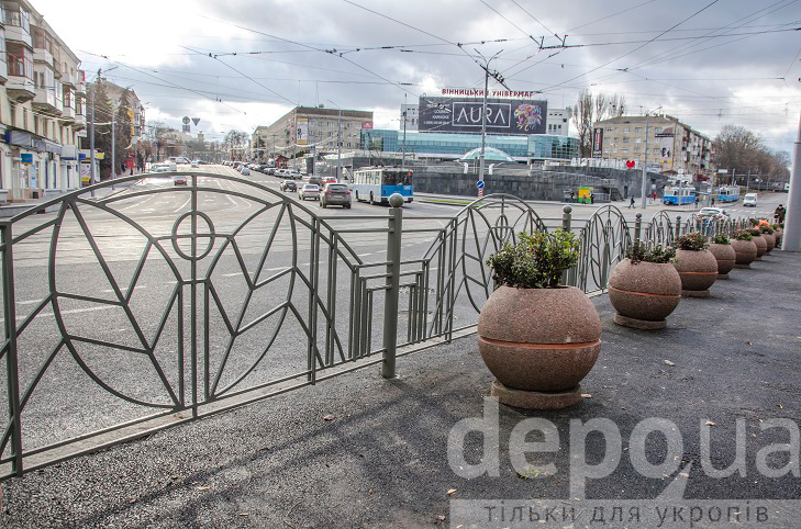Напроти арки на площі Гагаріна монтують огородження від автомобілів та пішоходів - фото 1
