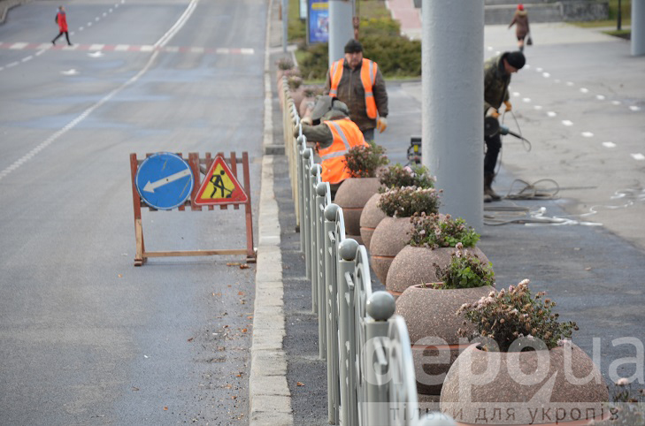 Напроти арки на площі Гагаріна монтують огородження від автомобілів та пішоходів - фото 2