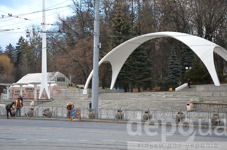Напроти арки на площі Гагаріна монтують огородження від автомобілів та пішоходів - фото 3