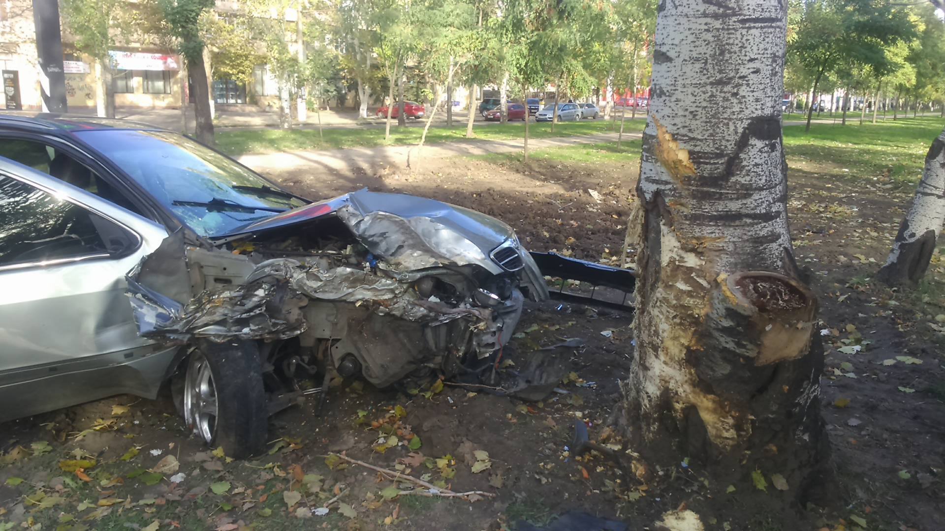 У центрі Миколаєва Nissan влетів у дерево: є постраждалі