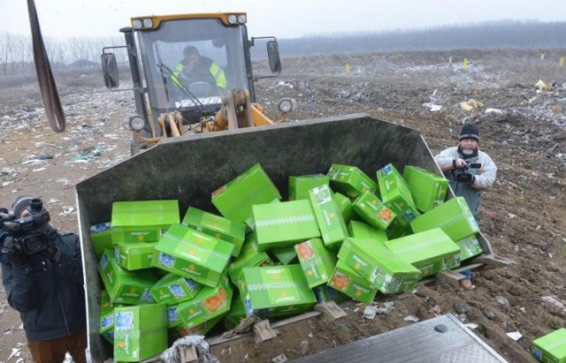 Угорські митники розчавили бульдозером три тонни контрабандного тютюну з України - фото 1
