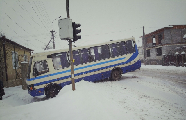 На Мукачівщині рейсовий автобус злетів у кювет - фото 1