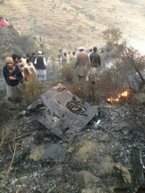 Пакистанський авіалайнер згорів після падіння (ФОТО) - фото 1