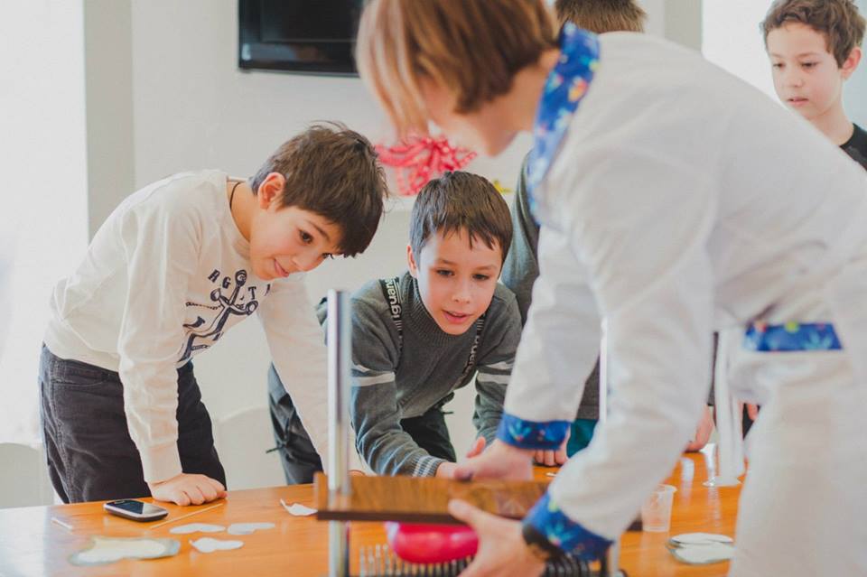 Втекти від війни і здійснити мрію: Як переселенка вчить дітей науці на підгузках - фото 5 Втекти від війни і здійснити мрію: Як переселенка вчить дітей науці на підгузках - фото 5
