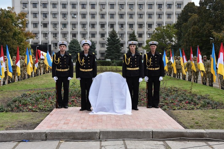 В Одесі на місці майбутнього меморіалу загиблим бійцям АТО встановили пам'ятний камінь - фото 1