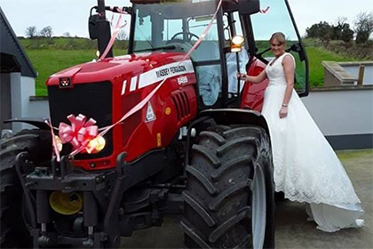 В Ірландії наречена приїхала на весілля на тракторі (ФОТО, ВІДЕО) - фото 1