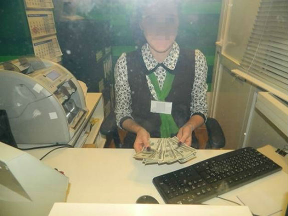Молодик приніс у столичний банк 1,5 тисячі фальшивих доларів - фото 1