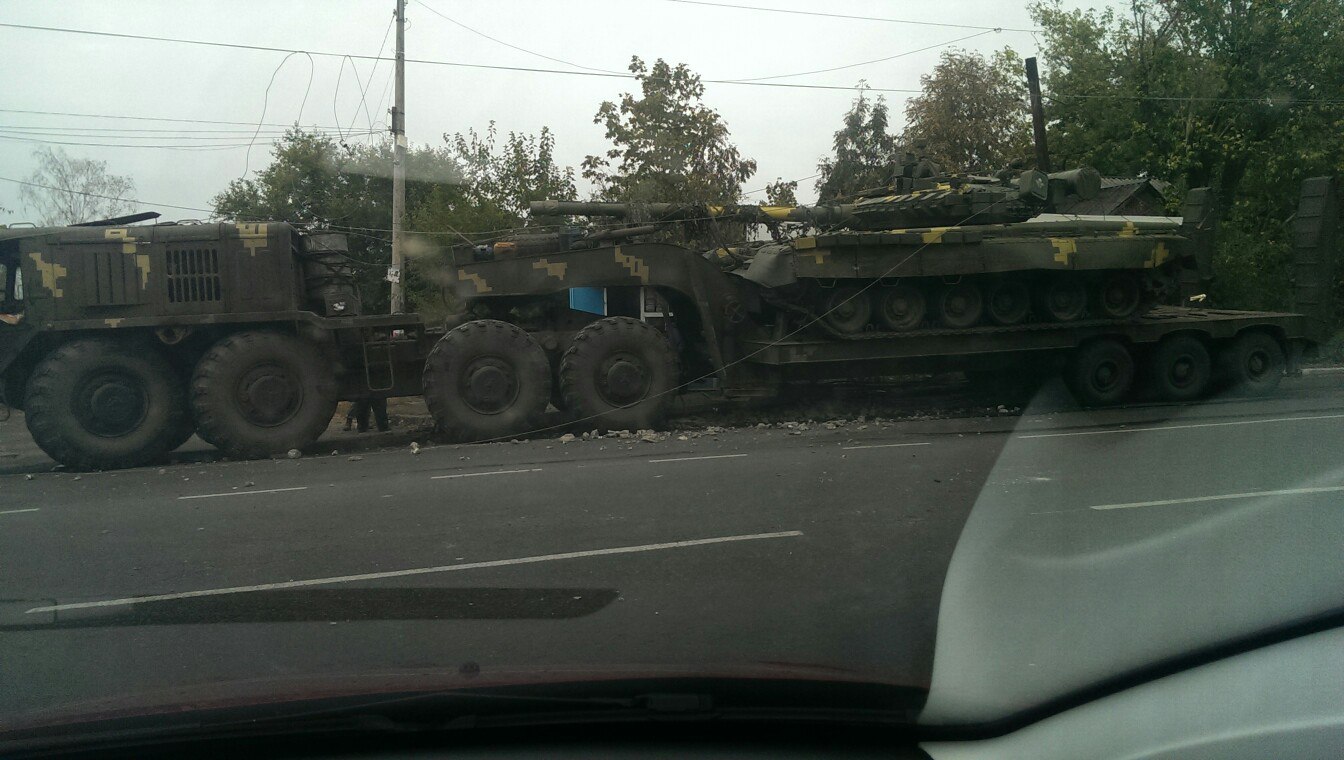 На Миколаївщині тягач з танком влетів в зупинку та електроопору - фото 2
