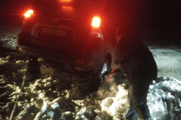 На Дніпропетровщині рятувальники допомагають водіям вибиратися з кюветів - фото 2