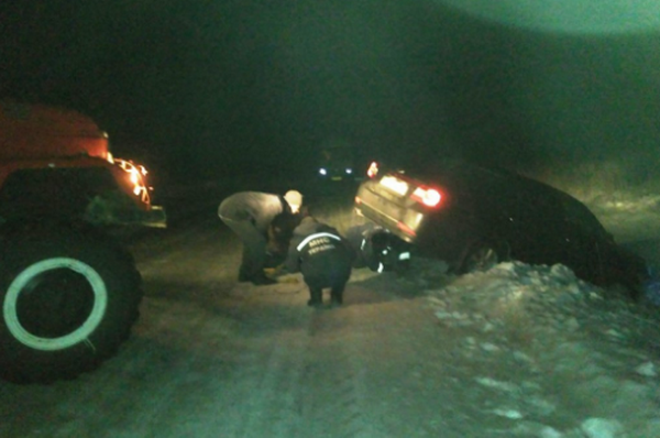 На Дніпропетровщині рятувальники допомагають водіям вибиратися з кюветів - фото 1