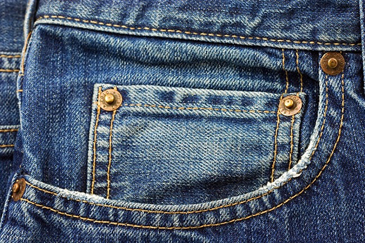 Навіщо маленькі кишеньки на джинсах і дірочка у вікні ілюмінатора літака?  - фото 6