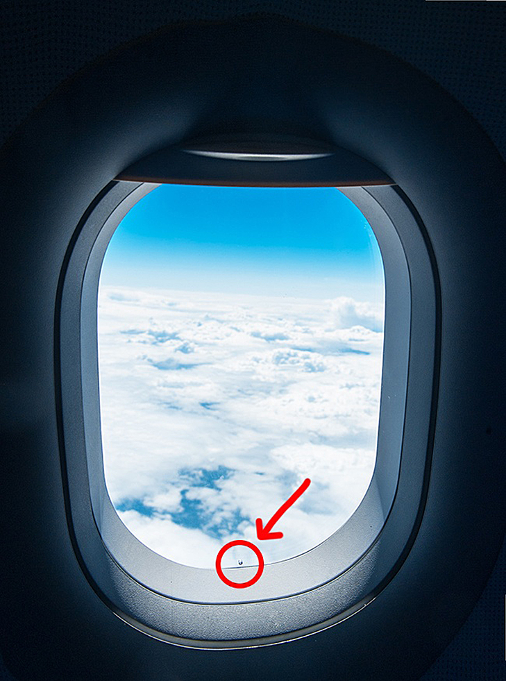 Навіщо маленькі кишеньки на джинсах і дірочка у вікні ілюмінатора літака?  - фото 7