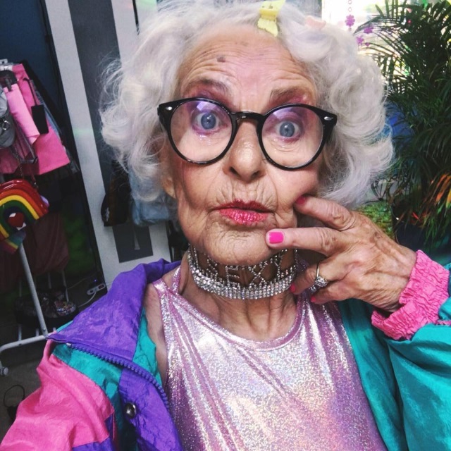 Як 87-річна бабуся жує червоні бургери, слухає Бібера і вдає з себе веселку - фото 2
