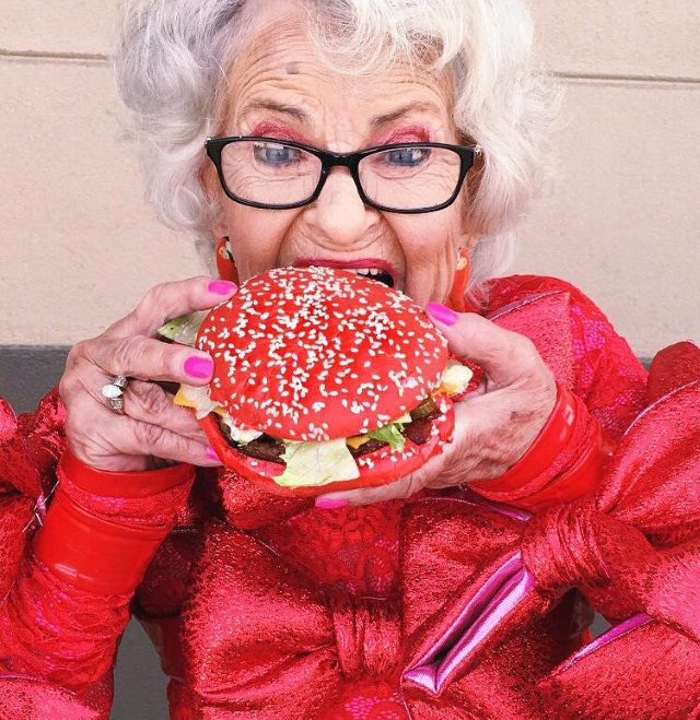 Як 87-річна бабуся жує червоні бургери, слухає Бібера і вдає з себе веселку - фото 3