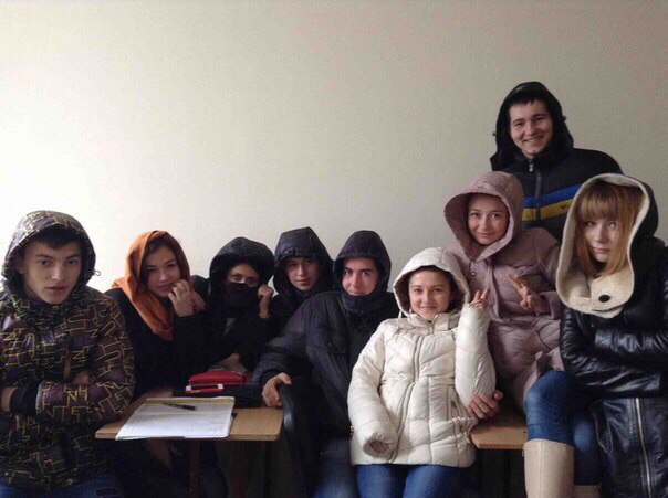 Миколаївські студенти гріються на парах у куртках