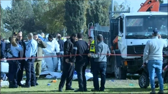 Теракт в Єрусалимі: Вантажівка в'їхала у натовп, є загиблі та поранені - фото 3