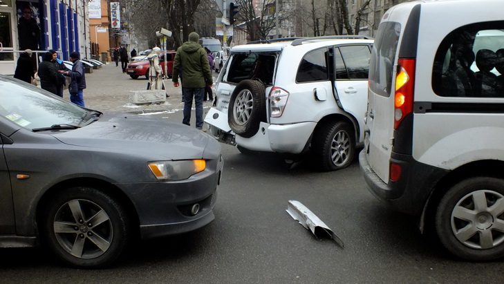 В центрі Дніпра екскаватор-руйнівник зносив автівки на своєму шляху - фото 1