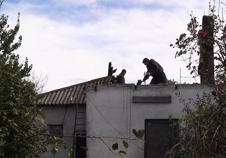 У мережі оприлюднили фото наслідків обстрілу околиць Донецька (ФОТО) - фото 2 У мережі оприлюднили фото наслідків обстрілу околиць Донецька (ФОТО) - фото 2