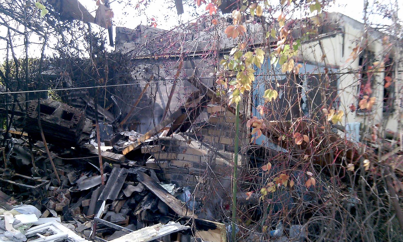 Терористи артилерією знищили вулицю у Водяному, є постраждалі (ФОТО) - фото 1