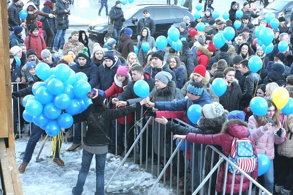 У Дніпрі небо розфарбували у кольори прапора України повітряними кульками - фото 2